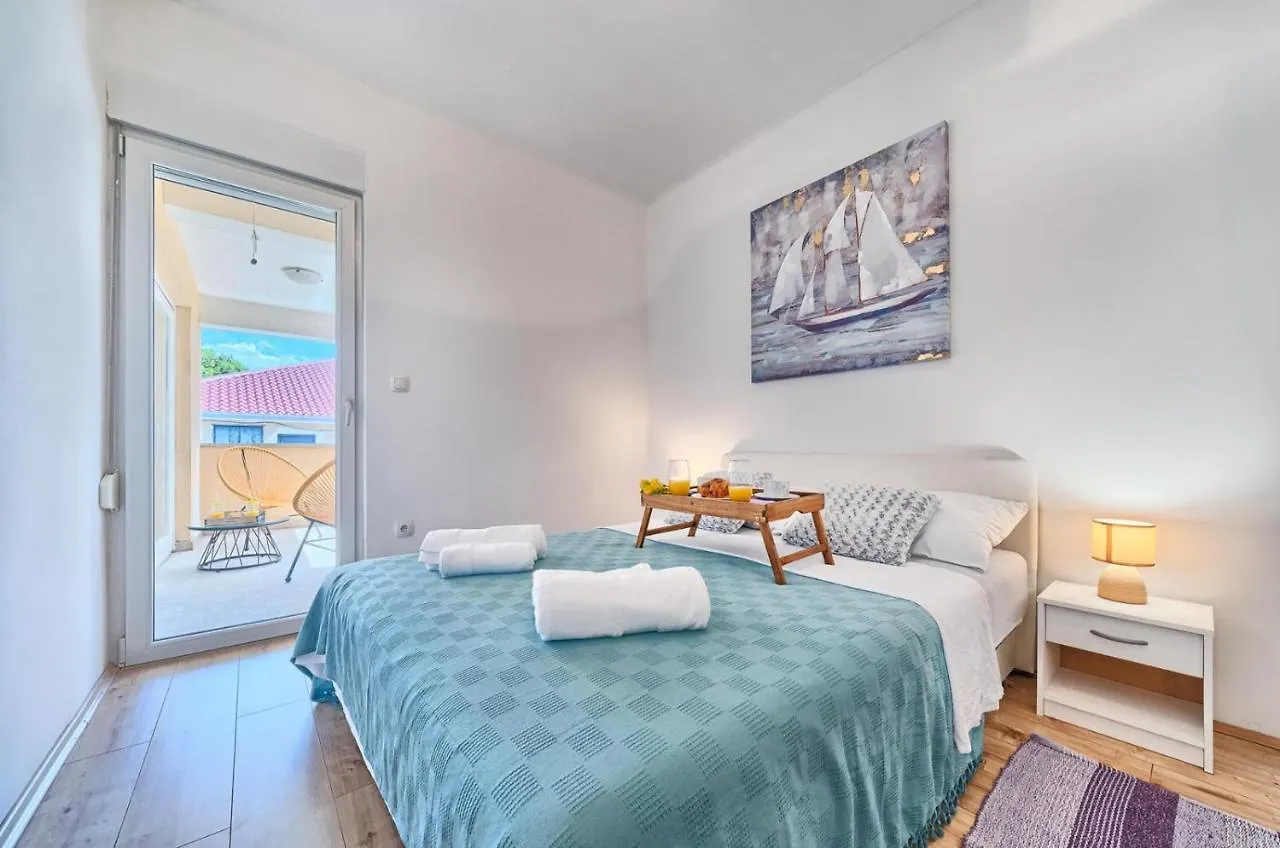 Kaštela Apartment In Kastel Luksic With Balcony, Air Conditioning, W-Lan, Washing Machine 5107-4 0*,