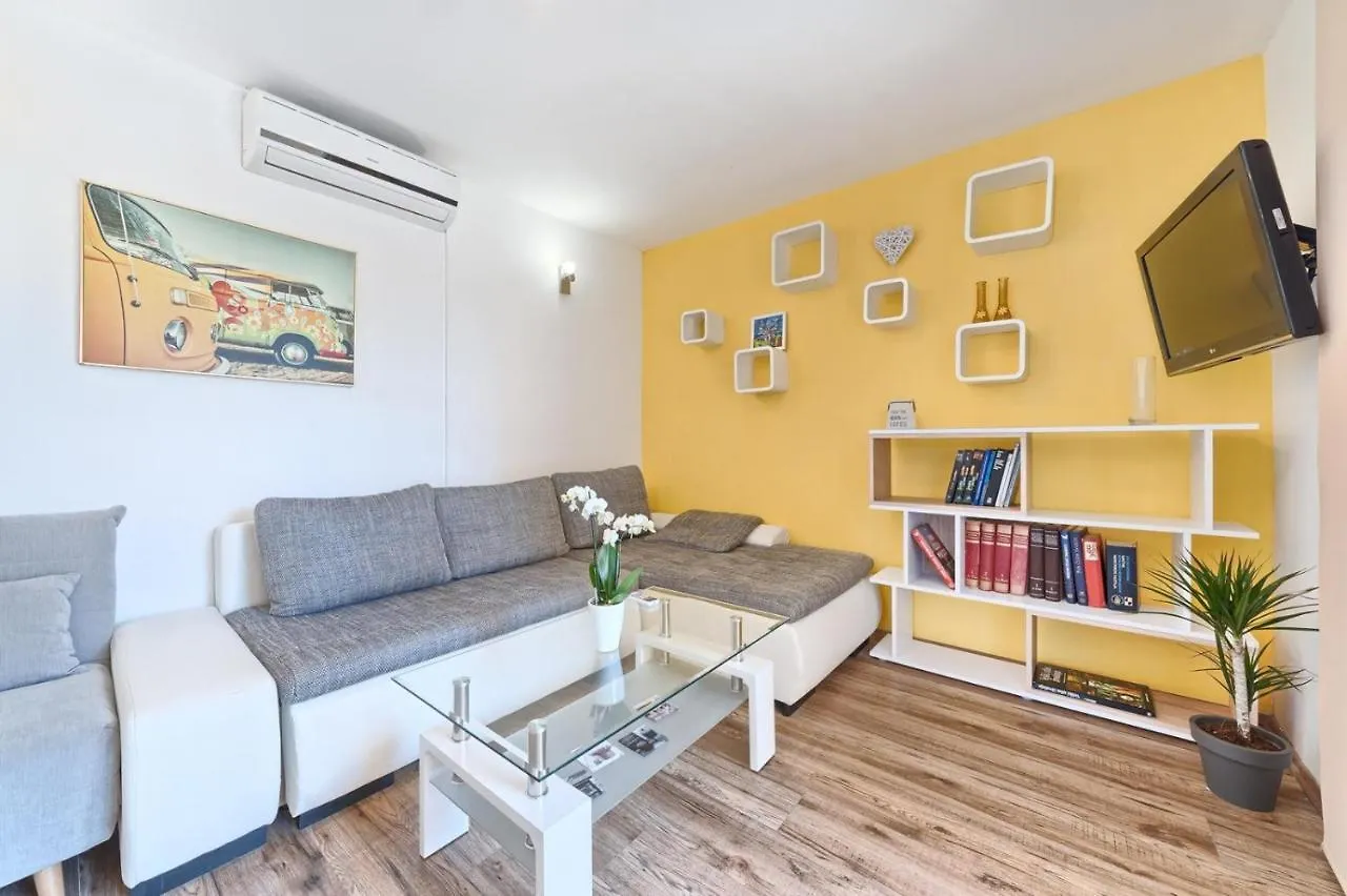 Kaštela Apartment In Kastel Luksic With Balcony, Air Conditioning, W-Lan, Washing Machine 5107-4 0*,  קרואטיה