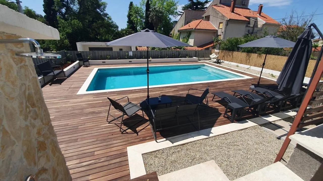 Kaštela Apartment In Kastel Luksic With Balcony, Air Conditioning, W-Lan, Washing Machine 5107-4 0*,  קרואטיה